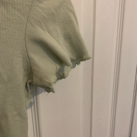 Light green ruffle cut tee shirt - Picture 4 of 5